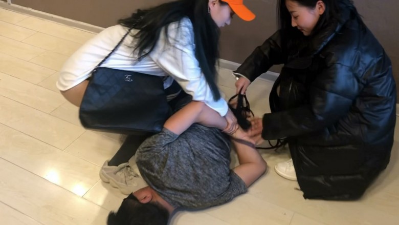 爆蛋姐妹花