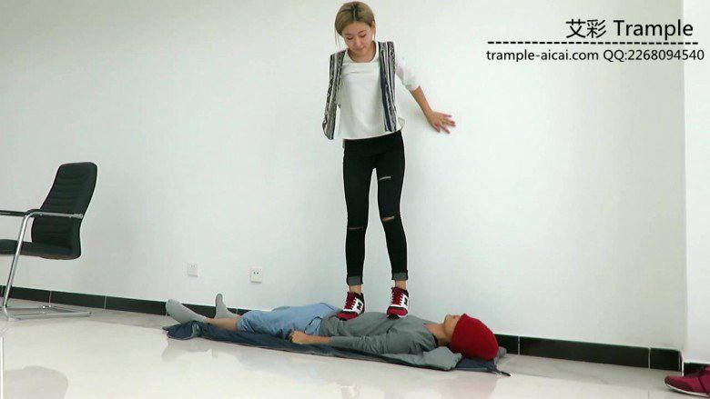 冰冰女主运动鞋蹦跳践踏贱狗身体下体！