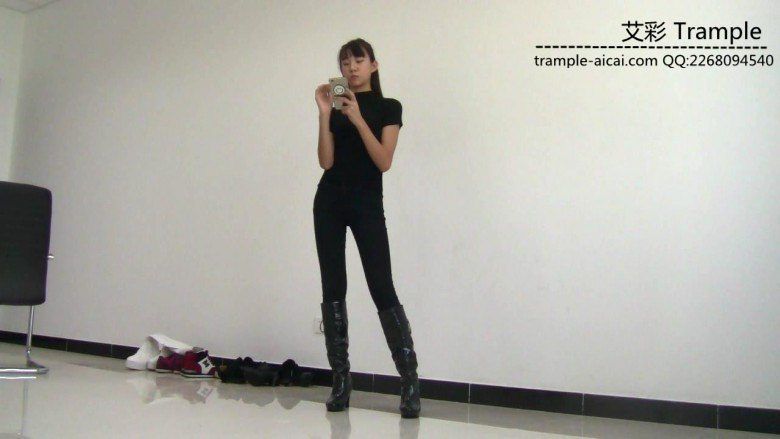 00后天使女主皮靴骑乘贱狗爆踢肋骨全体重踩！