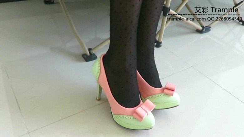 00后晓女主高跟插嘴踩虐人肉地毯鞋榻！