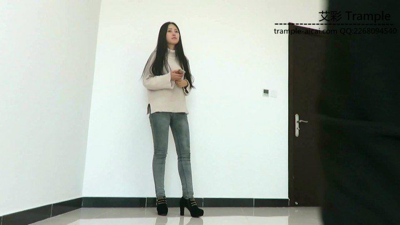 超漂亮天依女主高跟骑乘，胯下舔鞋，遛狗！