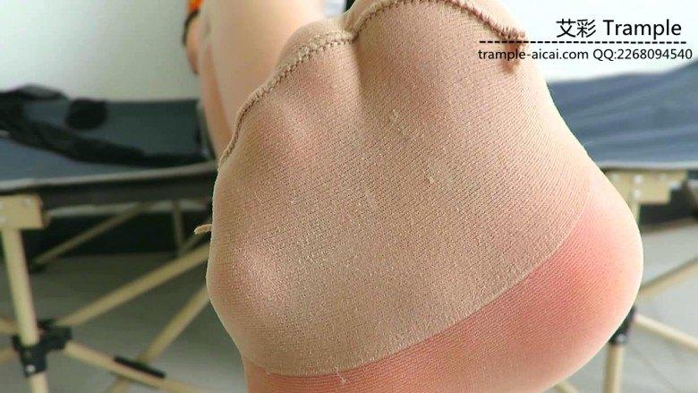 跪舔00后女主肉丝丝袜！做丝足净器！