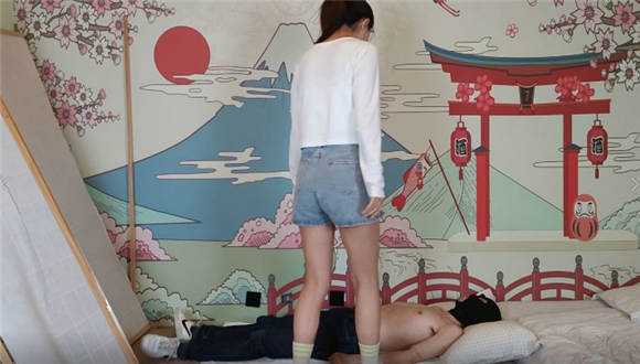 厌女王小白鞋踩踏