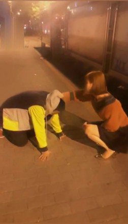 大马路玩狗-跪着让路人看-耳光扇的啪啪响