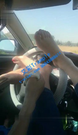 带女朋友到郊区 车内脱袜舔脚