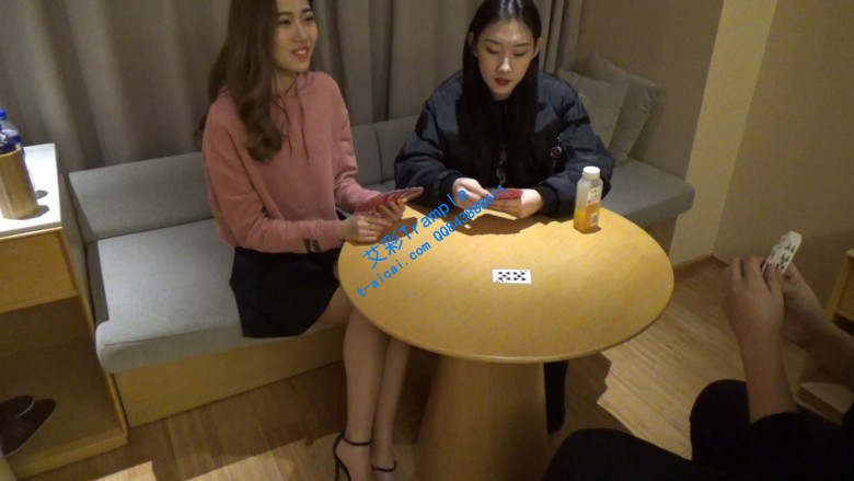 和女神打扑克挠脚心
