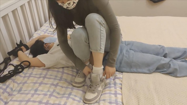 【珂珂女m】被女主人绑在床上穿AJ踩 YC-220502-6