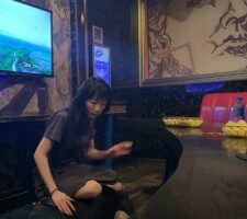【文文】精神小妹KTV全体重踩踏-喂口水-耳光 bf26792
