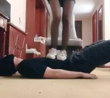 【馨妍】小白鞋黑丝全体重跳踩/骑脖子 bf27468