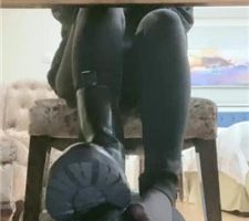 【甜一】桌底视角-臭脚丫熏狗奴  JS240106-10