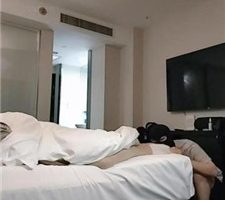 【米小唐】伺候跪舔主人的白袜jio bf38405