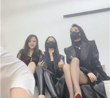 【萱萱】3S轮流舔脏鞋/骑狗背/转胯/喂口水圣水/踩踏喂食【三视】bf40768
