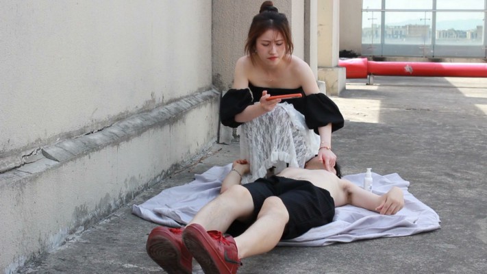 【黑丝诱惑】素人篇：大二学生晓俞阳台室外虐乳闻鞋脏鞋踩头 YC-240812-5