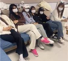 【精神小妹】群调-轮流清理学生主的脏鞋臭袜踩踏 bf46317