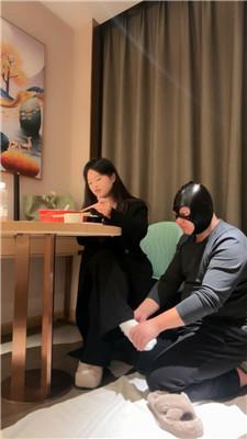 【子熙大人】白棉袜羞辱-下跪伺候小主用餐 JS241120-36
