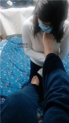 【伪娘和人妻】变装奴舔酸臭脚丫子 JS241213-1