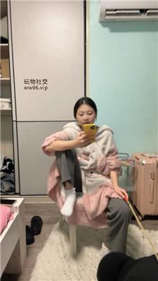 【白兔】闺蜜观战-白袜诱惑/舔高跟/狠抽 JS241230-35