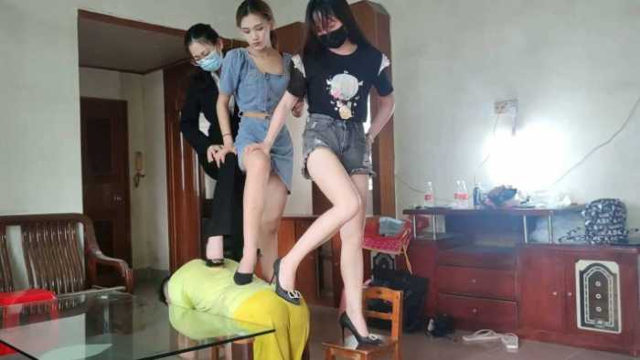 小鱼姐姐携手精神小妹梦梦女神和婷婷强迫奴隶钻胯，耳光羞辱胯下狗 YC-250127-4