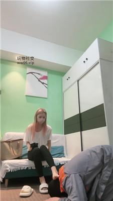 【一唯】维修工偷闻丝袜被虐 bf50482