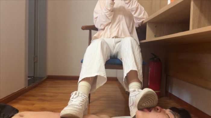 【小鲨鱼殿下】毯子日常舔鞋踩踏 YC-250502-3