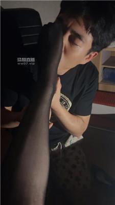 【刘二狗】开发素人黑丝恋足舔 JS250607-30