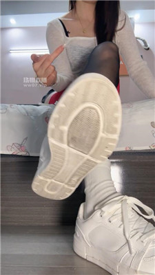 【兔兔酱】黑丝白袜炸    250623-30