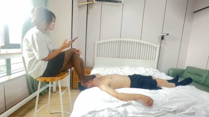 【黑丝诱惑】素人高三学生陶淘鞭打狗奴裸足脚深喉 YC-250709-2