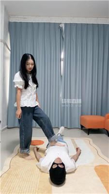 【猴歌】牛仔裤坐脸窒息-玉足蹂躏踩 bf56172