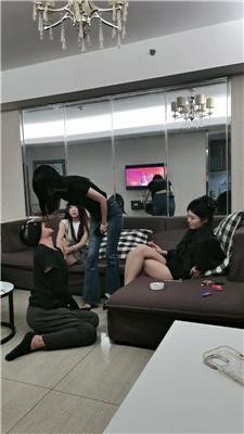 【艾米】园区内伺候多名女老板【四视角版】 JS250805-16