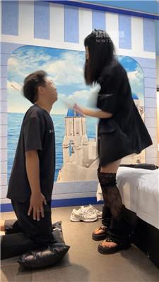 【王哥】时尚小妹脏鞋强迫舔-抽耳光 JS250817-29