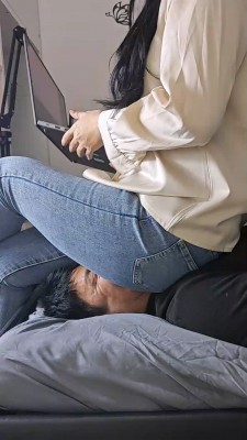 牛仔裤坐脸玩电脑 YC-250818-6