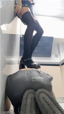 【小柔】小皮鞋黑丝踩纹身大哥 bf56932