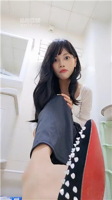 【诗诗】滚进来伺候主人如厕    250902-16