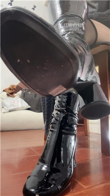 【咬猫】女厕所露出吃屎吞J任务    251018-31