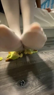白丝踩蛋糕 JS251204~3