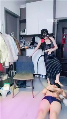 【妍妍S】寂寞少妇的脚下奴【双视角版】 JS260114-17