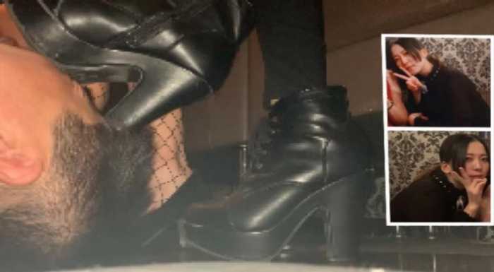 酒吧里成为美女脚下无意识的脚垫 JS260119~1
