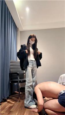 【妍妍】开发贱奴喝圣水 JS260331-14
