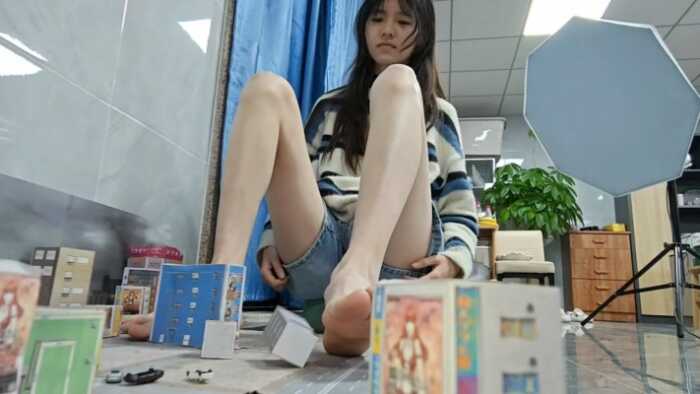 【GTS】温婉淑柔女巨人裸足破坏小人城 JS260912~3