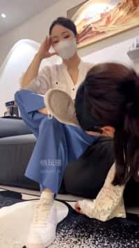 TL65448 辣姐】脏白鞋白袜调教女奴舔脚深喉圣水喂食95分